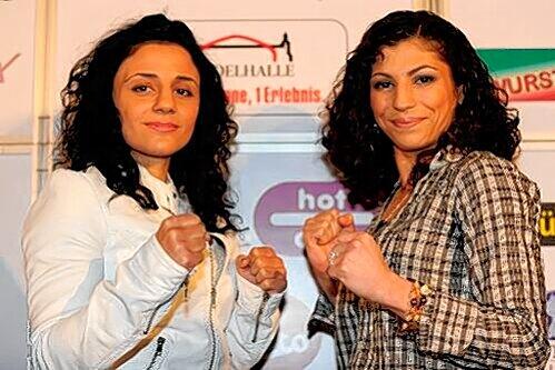 Duell zwei hübscher Lockenköpfe: Am Samstag (ZDF überträgt ab 23.15 Uhr live) treffen in Hamburg Weltmeisterin Susi Kentikian (l.) und Nadia Raoui aufeinander.