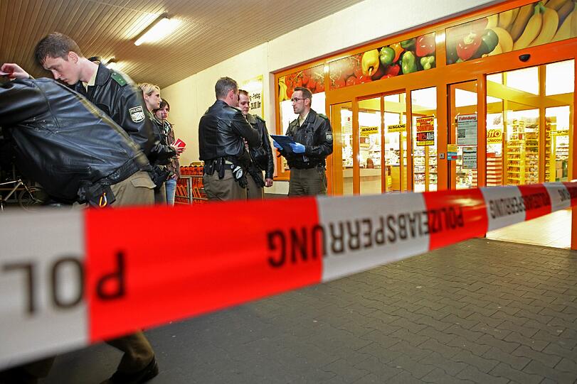 Die Fahndung mit Dutzenden Beamten und einem Hubschrauber wurde sofort nach dem Überfall eingeleitet. Sie verlief aber ohne Erfolg.