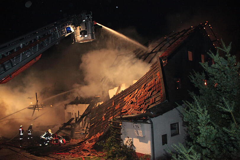 Feuerwehreinsatz in der Nacht zum Dienstag in Heldenstein: Ein Blitzschlag hat das Anwesen in Brand gesetzt. Es entstand ein Schaden in Höhe von einer halben Million Euro. Die Bilder vom Einsatz...