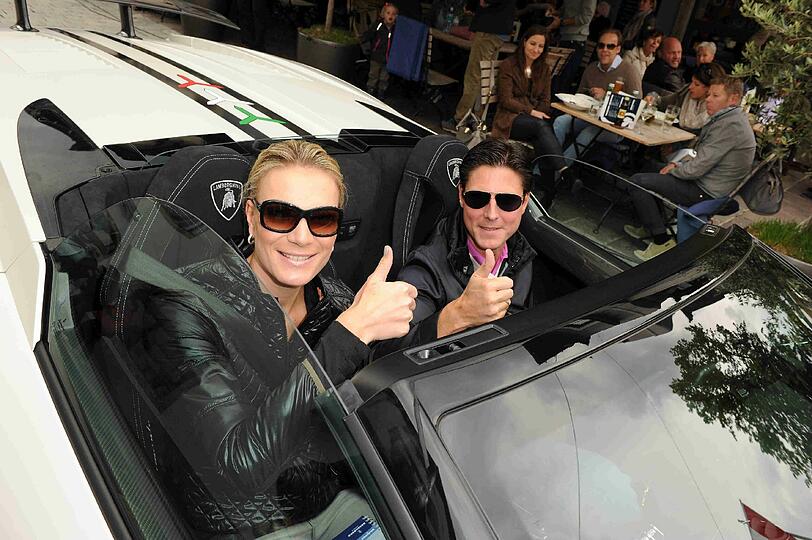 Daumen hoch! Maria Höfl-Riesch und Marcus Höfl im schnittigen Lamborghini...