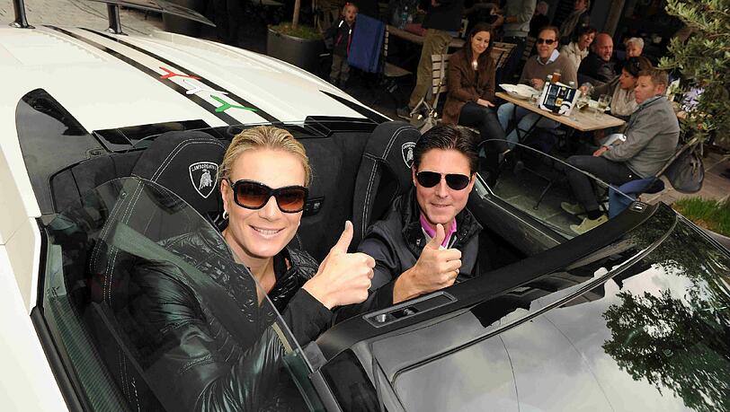 Daumen hoch! Maria Höfl-Riesch und Marcus Höfl im schnittigen Lamborghini... Daumen hoch! Maria Höfl-Riesch und Marcus Höfl im schnittigen Lamborghini...
