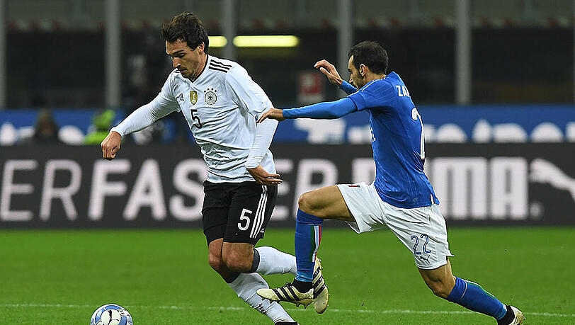 Mats Hummels im Spiel gegen Italien. Mats Hummels im Spiel gegen Italien.