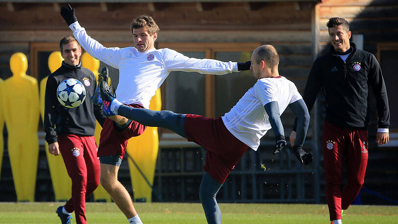 Die Spieler des FC Bayern zeigen sich im Abschlusstraining vor dem Champions-League-Hit gegen den FC Arsenal gutgelaunt - und am Valentinstag auch sehr ballverliebt. Die Bilder aus der Säbener Straße.