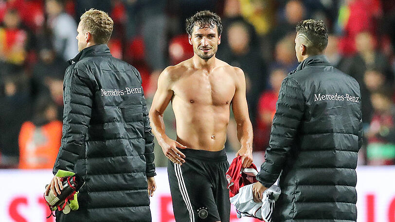 Er geht voran: Mats Hummels (Mitte) nach dem Spiel in Prag gegen Tschechien.