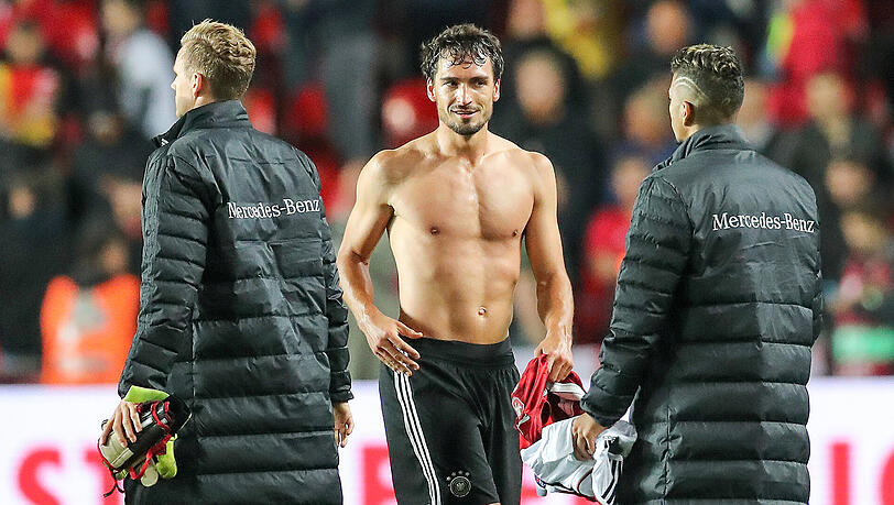 Er geht voran: Mats Hummels (Mitte) nach dem Spiel in Prag gegen Tschechien. Er geht voran: Mats Hummels (Mitte) nach dem Spiel in Prag gegen Tschechien.