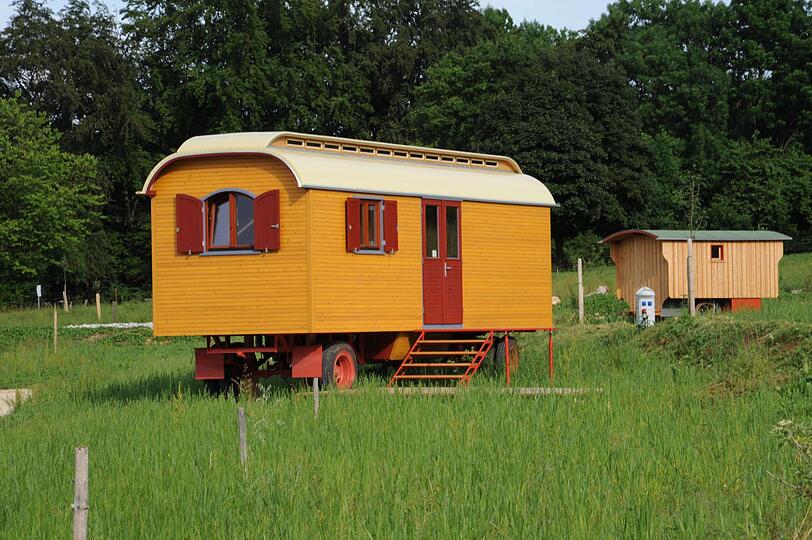Auch ein Schäferwagen gehört zu den ungewöhnlichen Quartieren der Ferienanlage Hofgut Hopfenburg bei Münsingen.