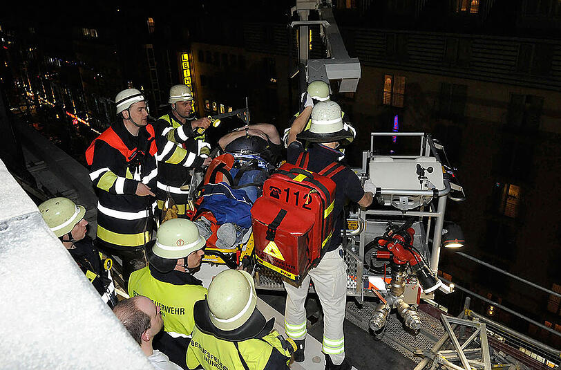 Nachdem der Mann am Boden ankam, wurde er von den Rettungskräften sofort in eine Münchner Klinik gebracht.