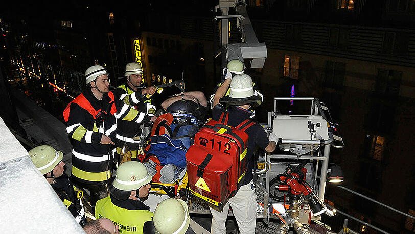 Nachdem der Mann am Boden ankam, wurde er von den Rettungskräften sofort in eine Münchner Klinik gebracht. Nachdem der Mann am Boden ankam, wurde er von den Rettungskräften sofort in eine Münchner Klinik gebracht.