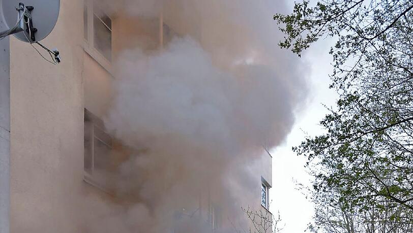 Am Sonntagabend musste die Feuerwehr zu einem Kellerbrand ausrücken. Am Sonntagabend musste die Feuerwehr zu einem Kellerbrand ausrücken.