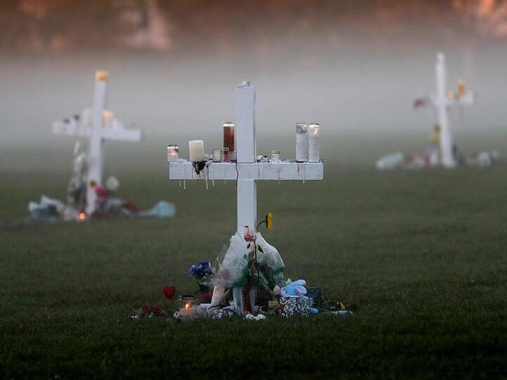 Gedenkkreuze für die Opfer des Parkland-Massakers. Ein 19-Jähriger hatte an einer Schule 14 Jugendliche und drei Erwachsene erschossen.