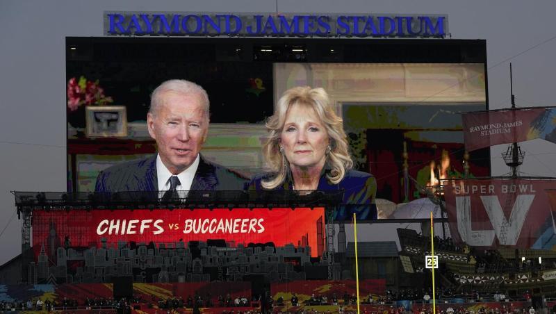 US-Präsident Joe Biden und First Lady Jill Biden halten eine Rede vor dem Super Bowl.