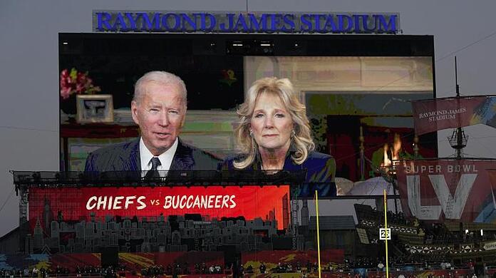 US-Präsident Joe Biden und First Lady Jill Biden halten eine Rede vor dem Super Bowl.