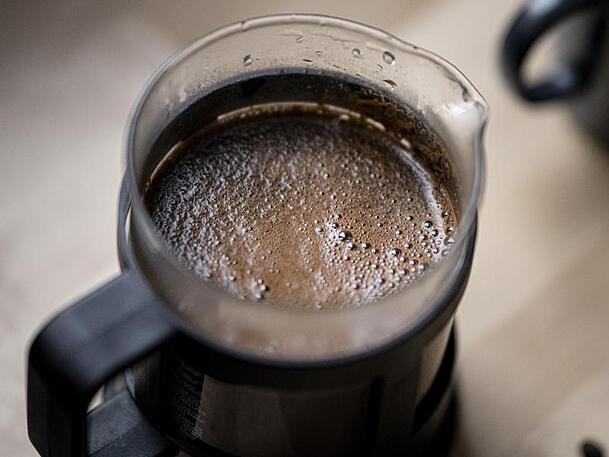 Für die Zubereitung mit der French Press eignet sich gröber gemahlener Kaffee. Für die Zubereitung mit der French Press eignet sich gröber gemahlener Kaffee.