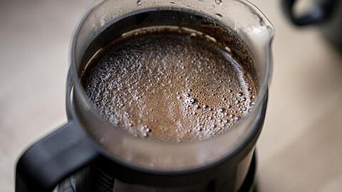Für die Zubereitung mit der French Press eignet sich gröber gemahlener Kaffee.