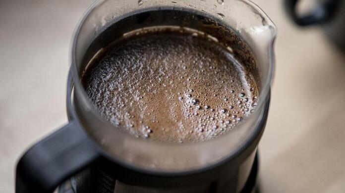 Für die Zubereitung mit der French Press eignet sich gröber gemahlener Kaffee.