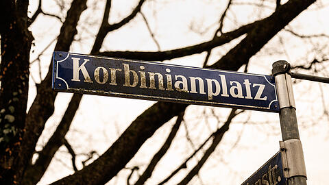 Bei der Messerstecherei am Korbinianplatz ist ein 18-Jähriger gestorben.