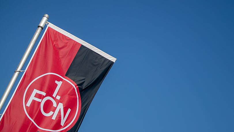 Eine Vereinsfahne mit dem Logo des 1. FC Nürnberg weht am Eingang zum Trainingsgelände des Vereins. Eine Vereinsfahne mit dem Logo des 1. FC Nürnberg weht am Eingang zum Trainingsgelände des Vereins.