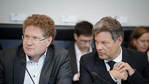 Wirtschaftsminister Robert Habeck (r, Bündnis 90/Die Grünen) sitzt neben Patrick Graichen, seinem ehemaligen Staatssekretär.