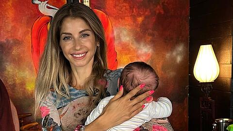 Cathy Hummels zeigt das Baby ihres Bruders