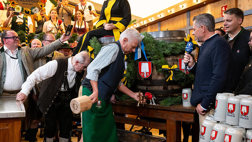 OB Dieter Reiter zapft das erste Fass Wiesnbier mit zwei gezielten Schlägen an.