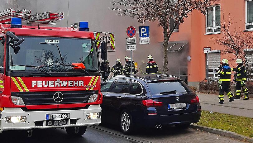Mehrere Atemschutztrupps gingen zur Brandbekämpfung in den Keller und konnten die dort in Brand geratenen Gegenstände zügig löschen.