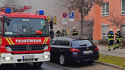 Mehrere Atemschutztrupps gingen zur Brandbekämpfung in den Keller und konnten die dort in Brand geratenen Gegenstände zügig löschen.