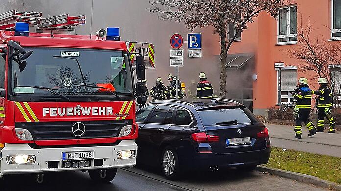 Mehrere Atemschutztrupps gingen zur Brandbekämpfung in den Keller und konnten die dort in Brand geratenen Gegenstände zügig löschen.