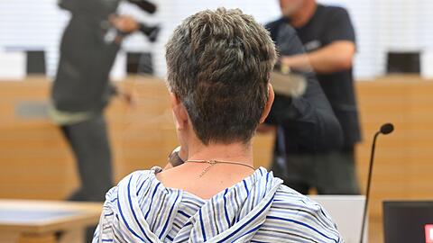 Eine der vier Angeklagten im Landgericht Braunschweig. Sie soll f&uuml;r die Straftaten der Mitangeklagten Beihilfe geleistet haben.