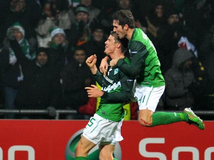 ominik Schmidt (r) gratuliert Sebastian Proedl zum 1:0.