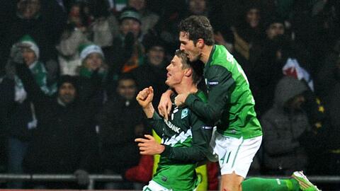ominik Schmidt (r) gratuliert Sebastian Proedl zum 1:0.