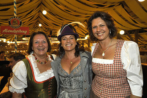Dreifache Frauen-Power am AZ-Wiesn-Stammtisch (v. l.): Bundesjustizministerin Sabine Leutheusser-Schnarrenberger, Schauspielerin Christine Neubauer und Bundeslandwirtschaftsministerin Ilse Aigner.
