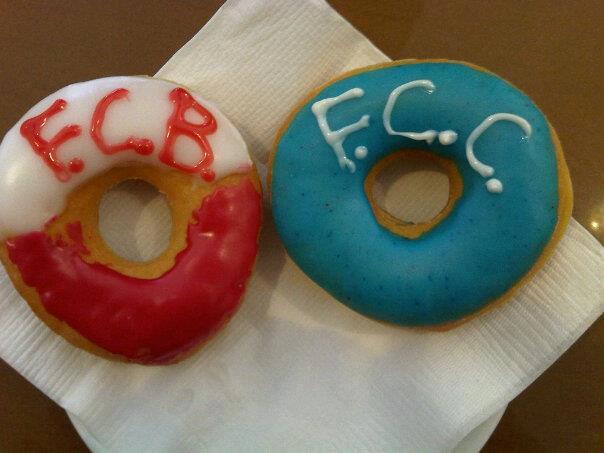 Bayern-Chelsea-Donuts: Auch Boogie Donuts Coffe ist vom Final-Fieber befallen.
