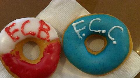 Bayern-Chelsea-Donuts: Auch Boogie Donuts Coffe ist vom Final-Fieber befallen.