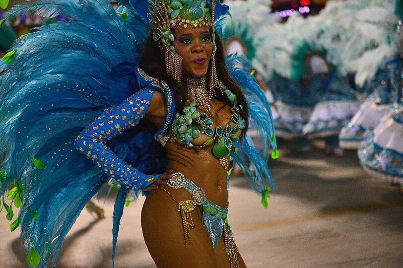 In Rio ging es in der Nacht zum Montag auf dem Straßenkarneval heiß her. Die brasilianischen Schönheiten zeigten zum Karneval-Höhepunkt viel nackte Haut und sexy Kurven.