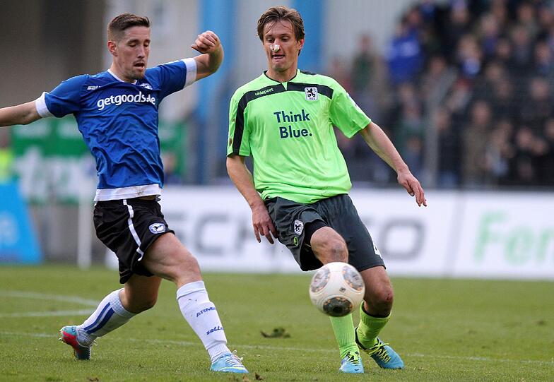 Kai Bülow (rechts) gibt sein Comeback gegen Bielefeld in der Innenverteidigung.