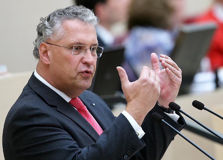 Brandanschlag auf Flüchtlingsheime in Vorra bei Nürnberg: Joachim Herrmann fordert stärkere Sicherheitsmaßnahmen.