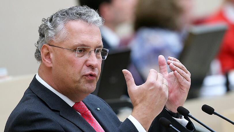 Brandanschlag auf Flüchtlingsheime in Vorra bei Nürnberg: Joachim Herrmann fordert stärkere Sicherheitsmaßnahmen.