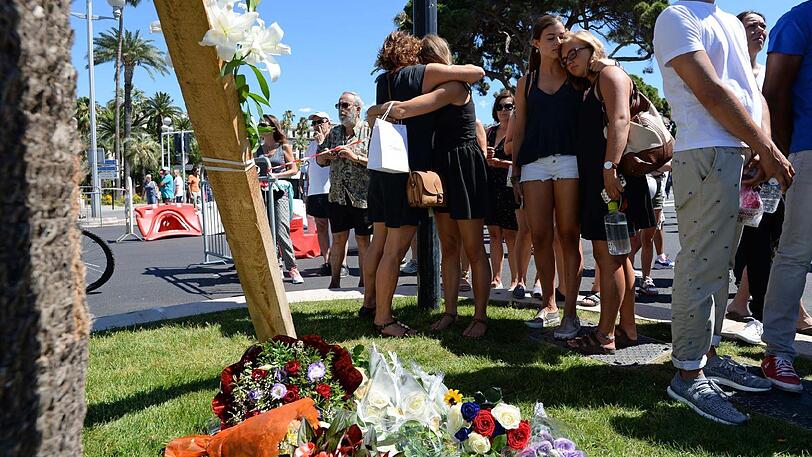 Trauer in Nizza: Menschen gedenken an der Strandpromenade der Opfer des islamistischen Anschlags vor einem Jahr.