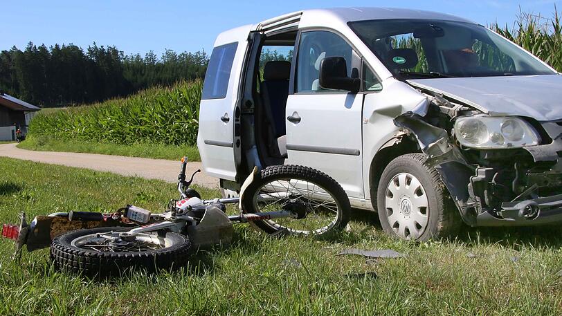 Ob der Motorradfahrer einen Führerschein für die Maschine besitze, sei Gegenstand weiterer Ermittlungen, so die Polizei.