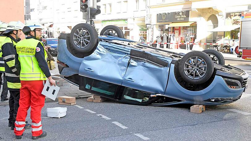 Schwerer Unfall im Bahnhofsviertel - ein Renault krachte in ein Einsatzfahrzeug der Johanniter. Die Bilder.