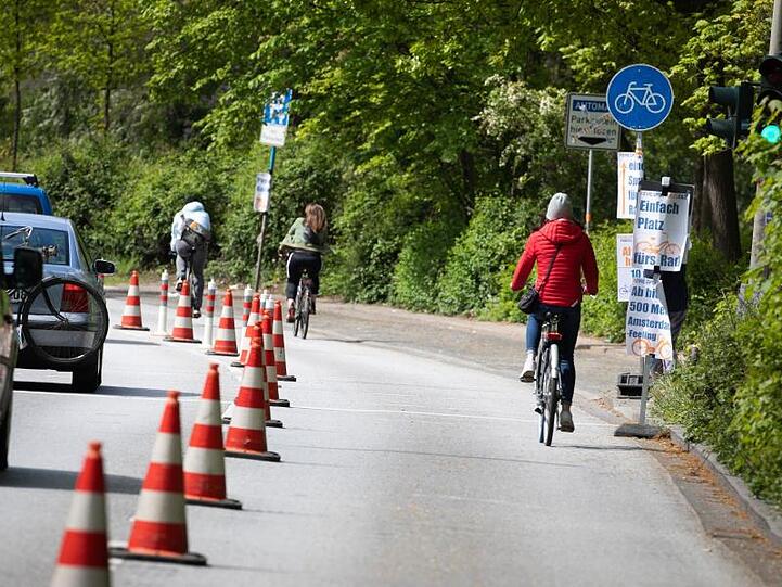 Radfahrer nutzen eine vorübergehend abgesperrte Straßenspur. Foto: Christian Charisius/dpa/Archivbild