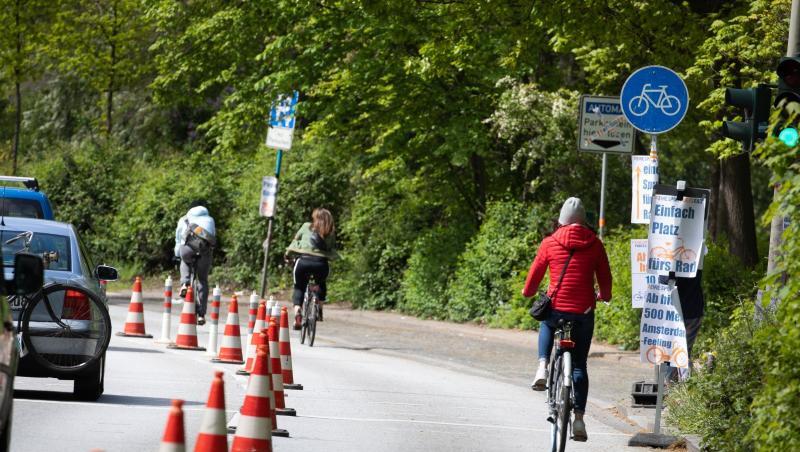 Radfahrer nutzen eine vorübergehend abgesperrte Straßenspur. Foto: Christian Charisius/dpa/Archivbild Radfahrer nutzen eine vorübergehend abgesperrte Straßenspur. Foto: Christian Charisius/dpa/Archivbild