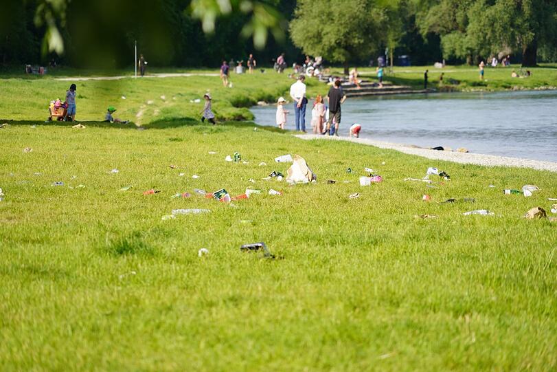 Familien mit ihren Kindern sind schon da, der Müll liegt immer noch.
