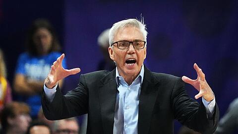 DBB-Trainer Gordon Herbert gibt während der Partie Anweisungen.