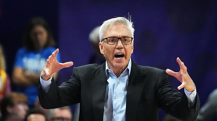 DBB-Trainer Gordon Herbert gibt während der Partie Anweisungen.