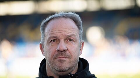 Fürths Trainer Alexander Zorniger ist vor dem Spiel im Stadion.