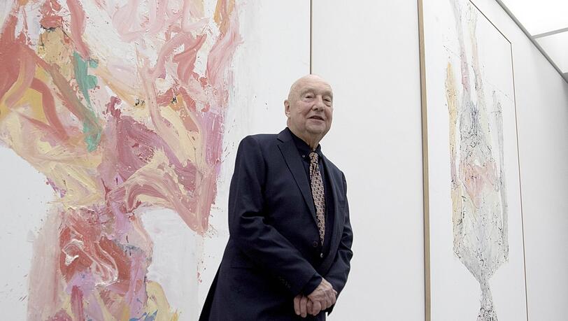 Im Juni 2019 hat Georg Baselitz den Bayerischen Staatsgemäldesammlungen sechs riesige Gemälde und eine Plastik vermacht. Den Saal, der allein dem Künstler gewidmet war, gibt es nicht mehr, aber man findet in der neuen Dauerausstellung "Mix & Match" durchaus Werke des streitbaren Malers. R. Im Juni 2019 hat Georg Baselitz den Bayerischen Staatsgemäldesammlungen sechs riesige Gemälde und eine Plastik vermacht. Den Saal, der allein dem Künstler gewidmet war, gibt es nicht mehr, aber man findet in der neuen Dauerausstellung "Mix & Match" durchaus Werke des streitbaren Malers. R.