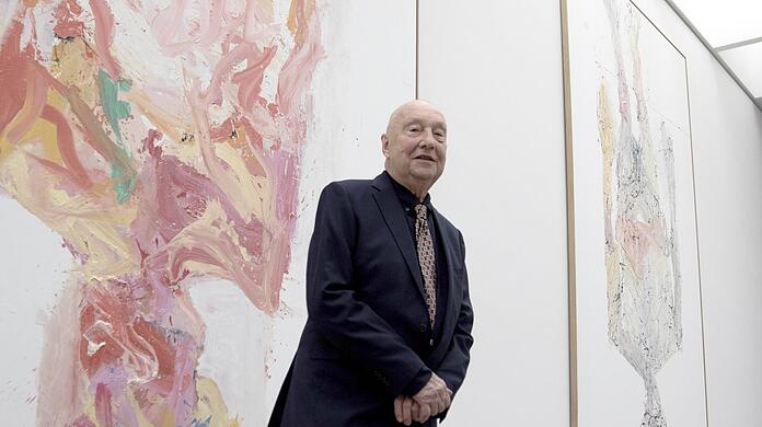 Im Juni 2019 hat Georg Baselitz den Bayerischen Staatsgemäldesammlungen sechs riesige Gemälde und eine Plastik vermacht. Den Saal, der allein dem Künstler gewidmet war, gibt es nicht mehr, aber man findet in der neuen Dauerausstellung "Mix & Match" durchaus Werke des streitbaren Malers. R.