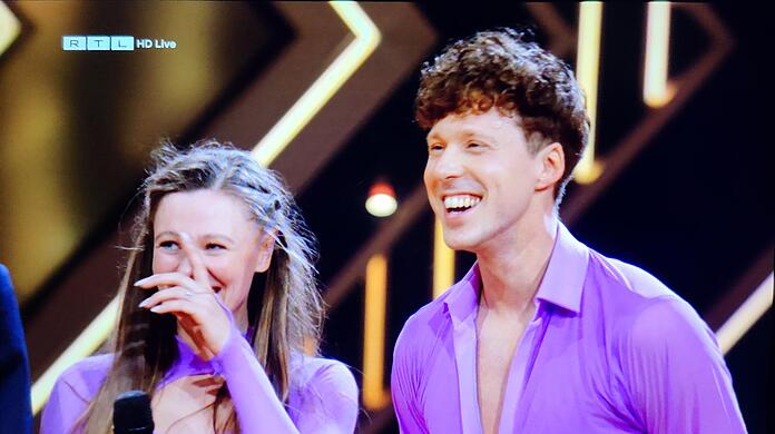 Ann-Kathrin Bendixen und Valentin Lusin stürzen bei ihrem Auftritt: Doch am Ende gibt es trotzdem viel Lob für sie.