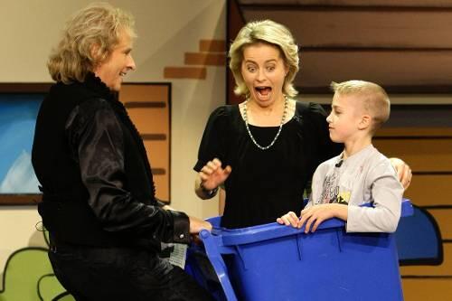 Familienministerin Ursula von der Leyen in der Tonne. Dennis (9) hatte innerhalb einer Minute 15 Handstände darin gemacht.